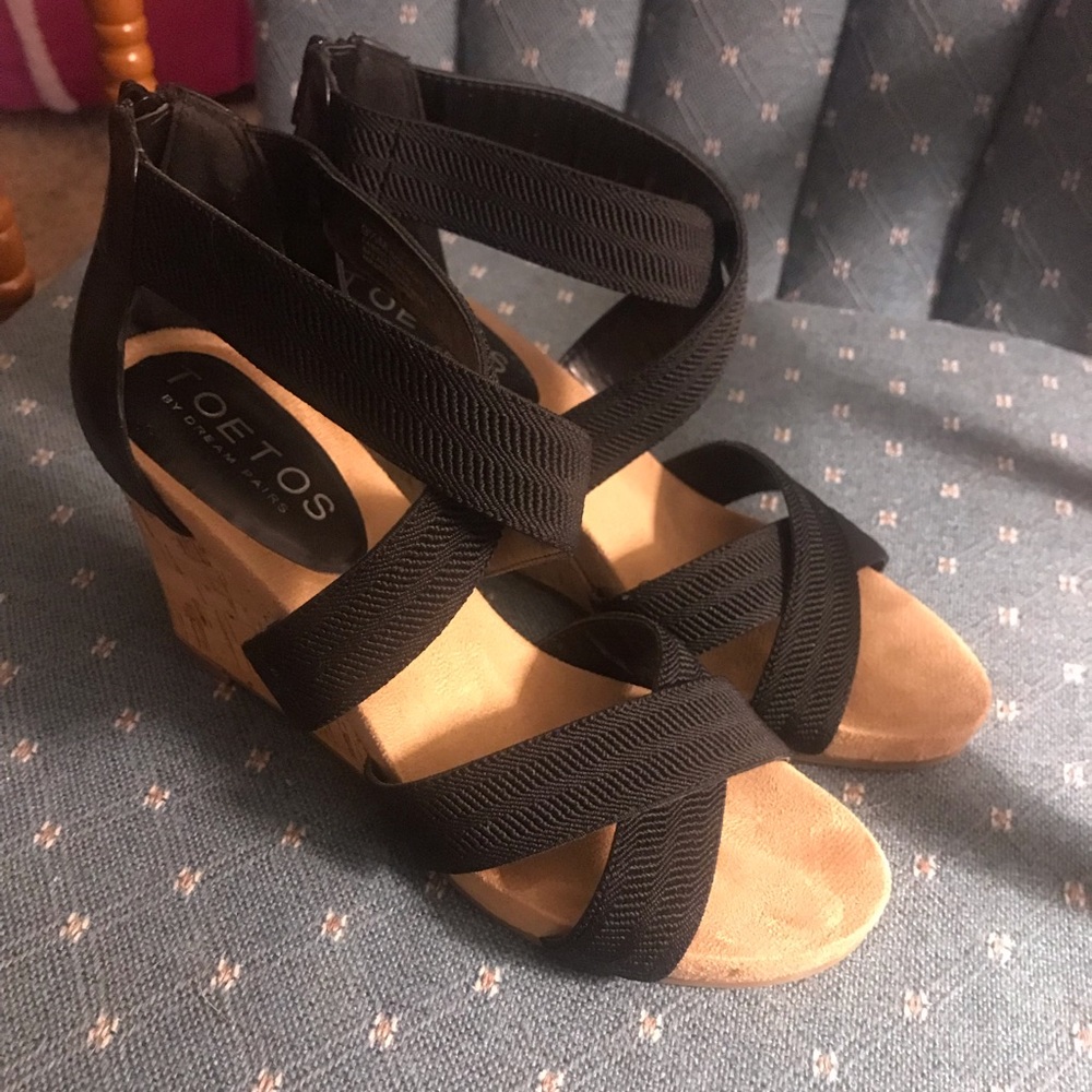 black wedges